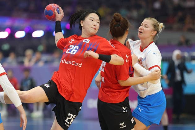 Südkorea - Tschechien, IHF Handball-WM der Frauen Bit-na Woo (Südkorea, 26), rechts wird Valerie Smetkova (Tschechien, 35) geblockt. 3. Hauptrundenspiel der Handball-WM der Frauen zwischen Südkorea und Tschechien am 7. Dezember 2025 in der Westfalenhalle in Dortmund., Dortmund Nordrhein-Westfalen Deutschland Westfalenhalle