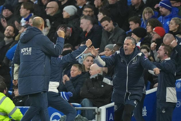 Brighton and Hove Albion v West Ham United, Premier League, Football, Amex Stadium, Brighton, UK - 07 Dec 2025 Nuno Espirito Santo (L) manager of West Ham United celebrates with his coaching staff after the opening goal. Brighton Amex Stadium Brighton GBR, UK NEWSPAPERS OUT Copyright: xSeanxRyanx