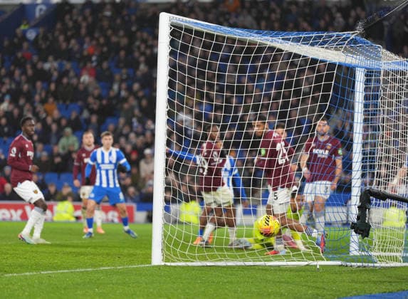 Brighton and Hove Albion v West Ham United, Premier League, Football, Amex Stadium, Brighton, UK - 07 Dec 2025 GOAL 1-1. Ball hits the back of the net after equaliser from Georginio Rutter of Brighton. Brighton Amex Stadium Brighton GBR, UK NEWSPAPERS OUT Copyright: xSeanxRyanx