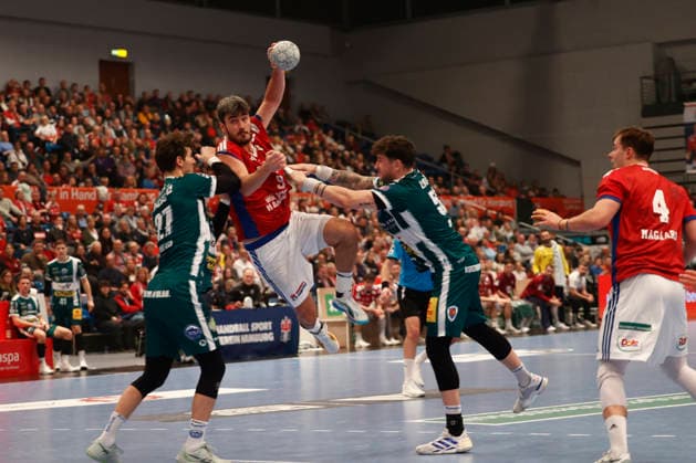Handball 1. Handball-Bundesliga, DAIKIN HBL 2025 2026 - Handball Verein Hamburg (HSVH) vs. ThSV Eisenach Jacob Arenth Lassen (Hamburg) im Zweikampf mit Philipp Meyer (Eisenach) und Justin Kurch (Eisenach), rechts Andreas Magaard (Hamburg) . Sporthalle Hamburg Hamburg Foto: Frank Schoof