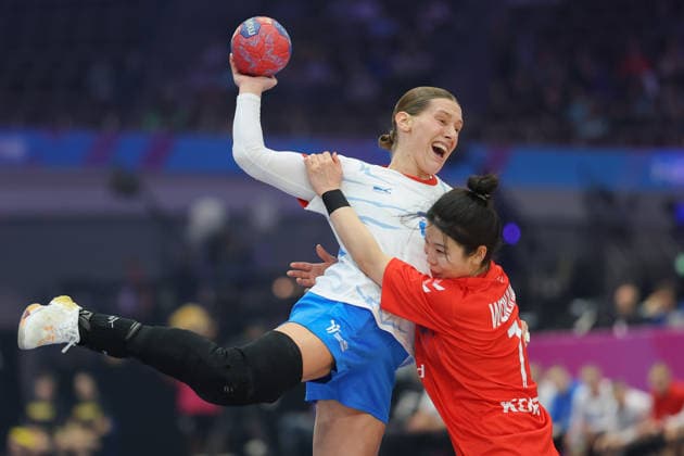 Südkorea - Tschechien, IHF Handball-WM der Frauen Eliska Desortova (Tschechien, 24) wird von Won-Jung Lee (Südkorea, 7) gestoppt. 3. Hauptrundenspiel der Handball-WM der Frauen zwischen Südkorea und Tschechien am 7. Dezember 2025 in der Westfalenhalle in Dortmund., Dortmund Nordrhein-Westfalen Deutschland Westfalenhalle