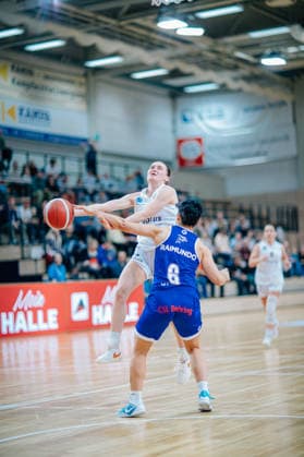 BB-1BL Damen Syntainics MBC Lions - BC Pharmaserv Marburg waehrend der Saison 2025-2026 in der DBBL Toyota Bundesliga Syntainics MBC Lions und BC Pharmaserv Marburg in der SWH Arena am 7. December 2025 in Halle Saale, Sachsen Anhalt, Deutschland