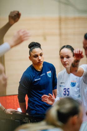 BB-1BL Damen Syntainics MBC Lions - BC Pharmaserv Marburg Rachel Mamie Arthur (GISA Lions MBC) mit Verletzung an der Bank waehrend der Saison 2025-2026 in der DBBL Toyota Bundesliga Syntainics MBC Lions und BC Pharmaserv Marburg in der SWH Arena am 7. December 2025 in Halle Saale, Sachsen Anhalt, Deutschland