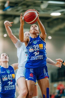 BB-1BL Damen Syntainics MBC Lions - BC Pharmaserv Marburg waehrend der Saison 2025-2026 in der DBBL Toyota Bundesliga Syntainics MBC Lions und BC Pharmaserv Marburg in der SWH Arena am 7. December 2025 in Halle Saale, Sachsen Anhalt, Deutschland