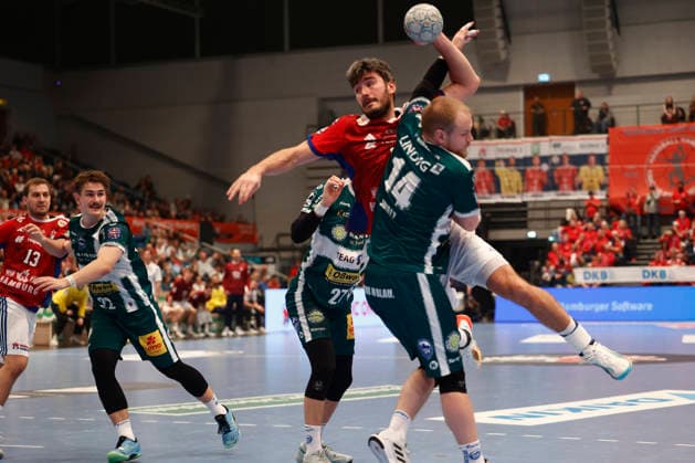 Handball 1. Handball-Bundesliga, DAIKIN HBL 2025 2026 - Handball Verein Hamburg (HSVH) vs. ThSV Eisenach Jacob Arenth Lassen (Hamburg) im Zweikampft mit Peter Walz (Eisenach) . Sporthalle Hamburg Hamburg Foto: Frank Schoof