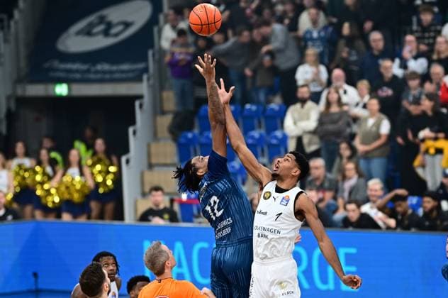 RECORD DATE NOT STATED Sprungball mit David NGuessan (1; Basketball Löwen Braunschweig) und Osun Osunniyi (12, MLP Academics Heidelberg) David NGuessan (1; Basketball Löwen Braunschweig) und Josh Hawley (3; Basketball Löwen Braunschweig) im Sprungduell um den Ball Copyright: xMichaelxGelhardtx