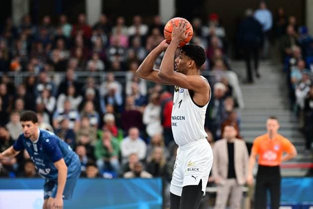 RECORD DATE NOT STATED Spielaktion mit David NGuessan (1; Basketball Löwen Braunschweig) und Samuell Williamson (10; MLP Academics Heidelberg) David NGuessan (1; Basketball Löwen Braunschweig) mit Wurf Copyright: xMichaelxGelhardtx