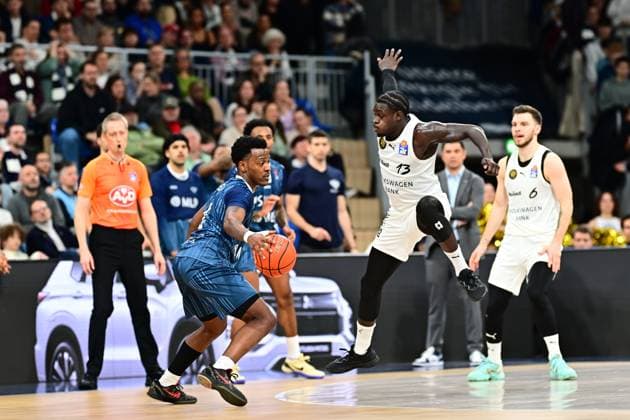 RECORD DATE NOT STATED Spielaktion mit Barra Njie (13; Basketball Löwen Braunschweig), Ferdinand Zylka (6; Basketball Löwen Braunschweig) und DJ Horne (0; MLP Academics Heidelberg) Barra Njie (13; Basketball Löwen Braunschweig) mit Ball gegen Ferdinand Zylka (6; Basketball Löwen Braunschweig) und DJ Horne (0; MLP Academics Heidelberg) Copyright: xMichaelxGelhardtx