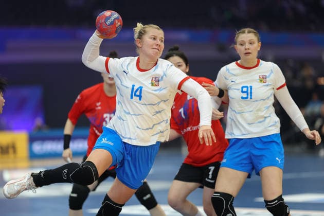 Südkorea - Tschechien, IHF Handball-WM der Frauen Kamila Kordovska (Tschechien, 14), rechts dahinter Anna Jestribkova (Tschechien, 91). 3. Hauptrundenspiel der Handball-WM der Frauen zwischen Südkorea und Tschechien am 7. Dezember 2025 in der Westfalenhalle in Dortmund., Dortmund Nordrhein-Westfalen Deutschland Westfalenhalle