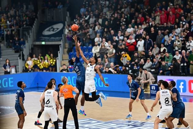 RECORD DATE NOT STATED Sprungball mit David NGuessan (1, Basketball Löwen Braunschweig) und Osun Osunniyi (12, MLP Academics Heidelberg) Samuell Williamson (10; MLP Academics Heidelberg) beim Sprungball Copyright: xMichaelxGelhardtx