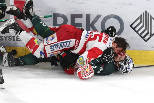 07.12.2025, Deutschland, Bietigheim, Eishockey DEL2, SC Bietigheim Steelers vs. Eispiraten Crimmitschau, oben Denis Shevyrin (EPC), unten Benedikt Jiranek (Steelers) *** 07 12 2025, Germany, Bietigheim, Ice field hockey DEL2, SC Bietigheim Steelers vs Eispiraten Crimmitschau, top Denis Shevyrin EPC , bottom Benedikt Jiranek Steelers