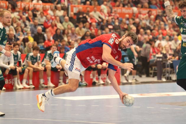 Handball Daikin Handball Bundesliga 2025 2026 - Handball Verein Hamburg vs. ThSV Eisenach Jacob Arenth Lassen (Hamburg),erfolgreicher Torwurf, Sporthalle Hamburg Hamburg