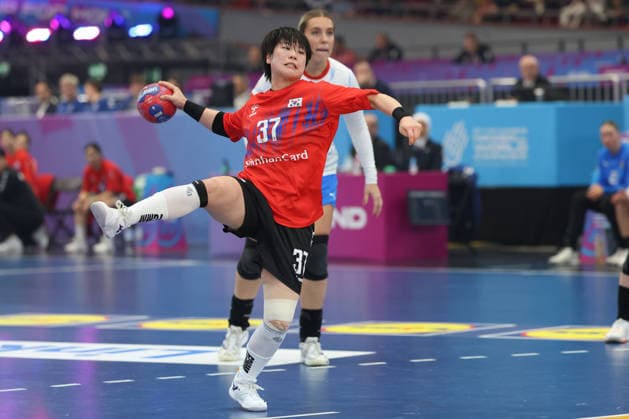 Südkorea - Tschechien, IHF Handball-WM der Frauen Min-Seo Kim (Südkorea, 37) beim Siebenmeter. 3. Hauptrundenspiel der Handball-WM der Frauen zwischen Südkorea und Tschechien am 7. Dezember 2025 in der Westfalenhalle in Dortmund., Dortmund Nordrhein-Westfalen Deutschland Westfalenhalle