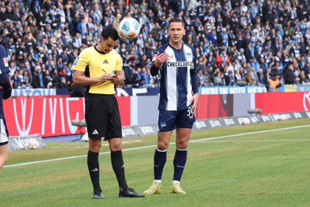 DEU, DFL, 2. FBL, Hertha BSC vs. 1: FC Magdeburg, 07.12.2025, Berliner Olympiastadion, Berlin, DEU, DFL, 2. FBL, Hertha BSC vs. 1: FC Magdeburg, im Bild Paul Seguin (Hertha BSC Berlin 30), Schiedsrichter Konrad Oldhafer DFL - regulations prohibit any use of Photographs as image sequences and or quasi-video