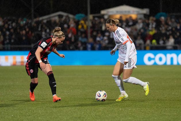 07.12.2025, xhfmx, Fussball Google Pixel Frauen-Bundesliga, Eintracht Frankfurt - FC Bayern Pia-Sophie Wolter (Eintracht Frankfurt, 17) mit Klara Bühl (FC Bayern München, 17) im Zweikampf (DFL DFB REGULATIONS PROHIBIT ANY USE OF PHOTOGRAPHS as IMAGE SEQUENCES and or QUASI-VIDEO) Frankfurt am Main