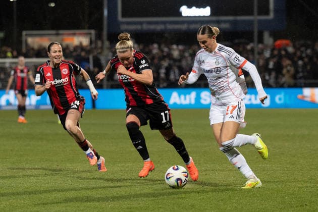 07.12.2025, xhfmx, Fussball Google Pixel Frauen-Bundesliga, Eintracht Frankfurt - FC Bayern Pia-Sophie Wolter (Eintracht Frankfurt, 17) mit Klara Bühl (FC Bayern München, 17) im Zweikampf (DFL DFB REGULATIONS PROHIBIT ANY USE OF PHOTOGRAPHS as IMAGE SEQUENCES and or QUASI-VIDEO) Frankfurt am Main