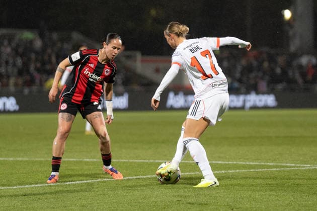 07.12.2025, xhfmx, Fussball Google Pixel Frauen-Bundesliga, Eintracht Frankfurt - FC Bayern GÃ raldine Reuteler (Eintracht Frankfurt, 14) mit Klara Bühl (FC Bayern München, 17) im Zweiampf (DFL DFB REGULATIONS PROHIBIT ANY USE OF PHOTOGRAPHS as IMAGE SEQUENCES and or QUASI-VIDEO) Frankfurt am Main