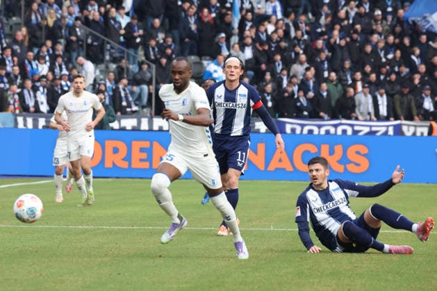 DEU, DFL, 2. FBL, Hertha BSC vs. 1: FC Magdeburg, 07.12.2025, Berliner Olympiastadion, Berlin, DEU, DFL, 2. FBL, Hertha BSC vs. 1: FC Magdeburg, im Bild Fabian Reese (Hertha BSC Berlin 11), Dawid Kownacki (Hertha BSC Berlin 9), Silas Gnaka (1.FC Magdeburg 25) DFL - regulations prohibit any use of Photographs as image sequences and or quasi-video