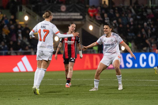 07.12.2025, xhfmx, Fussball Google Pixel Frauen-Bundesliga, Eintracht Frankfurt - FC Bayern Klara Bühl (FC Bayern München, 17) und Jovana DamnjanoviÄ‡ (FC Bayern München, 9) bejubeln das 0:1 für München in Frankfurt. Tor, Goal, Jubel, Celebration (DFL DFB REGULATIONS PROHIBIT ANY USE OF PHOTOGRAPHS as IMAGE SEQUENCES and or QUASI-VIDEO) Frankfurt am Main