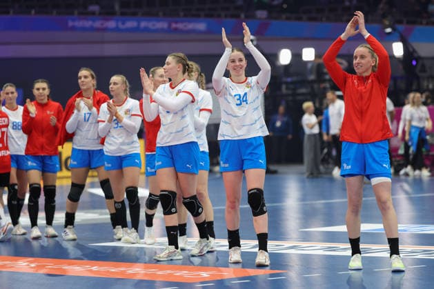 Südkorea - Tschechien, IHF Handball-WM der Frauen Julie Frankova (Tschechien, 34) und ihre Mitspielerinnen bedanken sich beim Publikum. 3. Hauptrundenspiel der Handball-WM der Frauen zwischen Südkorea und Tschechien am 7. Dezember 2025 in der Westfalenhalle in Dortmund., Dortmund Nordrhein-Westfalen Deutschland Westfalenhalle