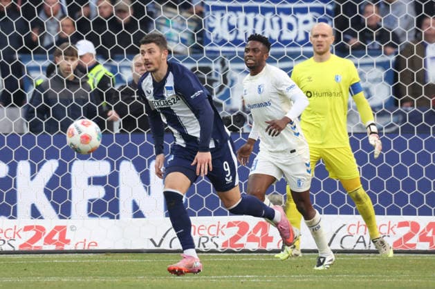 DEU, DFL, 2. FBL, Hertha BSC vs. 1: FC Magdeburg, 07.12.2025, Berliner Olympiastadion, Berlin, DEU, DFL, 2. FBL, Hertha BSC vs. 1: FC Magdeburg, im Bild Dawid Kownacki (Hertha BSC Berlin 9), Maximilian Breunig (1.FC Magdeburg 9), Dominik Reimann (1.FC Magdeburg 1) DFL - regulations prohibit any use of Photographs as image sequences and or quasi-video
