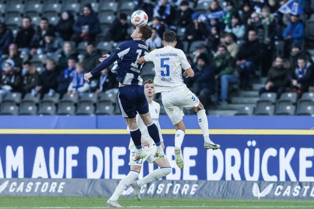 Fussball, 2. Bundesliga Saison 2025 2026 15. Spieltag Hertha BSC Berlin - 1.FC Magdeburg 07.12.2025, Olympiastadion Berlin Sebastian Gronning Andersen (Hertha BSC Berlin, 17) Tobias Müller (1.FC Magdeburg, 5) Berlin Olympiastadion Berlin Berlin Deutschland