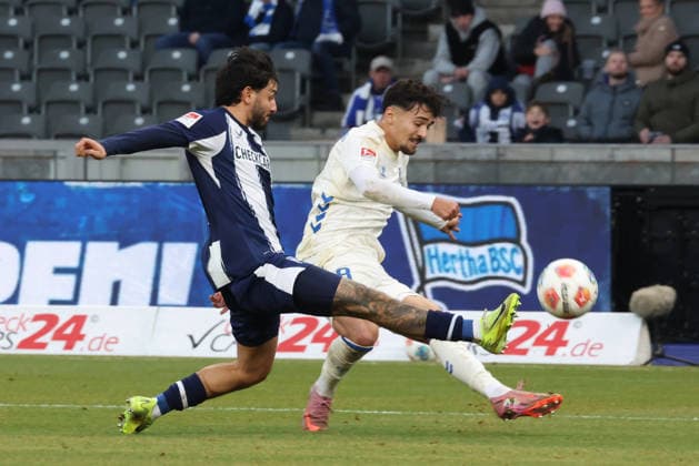 DEU, DFL, 2. FBL, Hertha BSC vs. 1: FC Magdeburg, 07.12.2025, Berliner Olympiastadion, Berlin, DEU, DFL, 2. FBL, Hertha BSC vs. 1: FC Magdeburg, im Bild Kevin Sessa (Hertha BSC Berlin 8), Laurin Ulrich (1.FC Magdeburg 8) DFL - regulations prohibit any use of Photographs as image sequences and or quasi-video