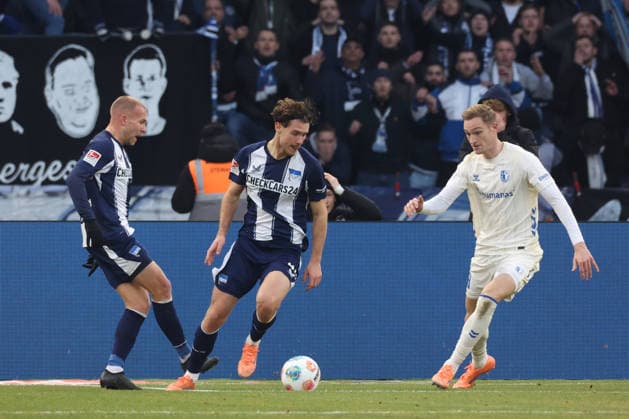 DEU, DFL, 2. FBL, Hertha BSC vs. 1: FC Magdeburg, 07.12.2025, Berliner Olympiastadion, Berlin, DEU, DFL, 2. FBL, Hertha BSC vs. 1: FC Magdeburg, im Bild Jon Dabur Thorsteinsson (Hertha BSC Berlin 24), Linus Gechter (Hertha BSC Berlin 44), Maximilian Breunig (1.FC Magdeburg 9) DFL - regulations prohibit any use of Photographs as image sequences and or quasi-video