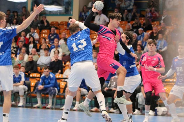 07.12.2025 Handball Herren 2025 2026 2. Bundesliga 14. Spieltag Dessau-Roßlauer HV 06 - TSV Bayer Dormagen 1920 Anhalt Arena Dessau Luca Krist (Dormagen, 2, pink) beim Torwurf. Er wird von Valentin Neagu (Dessau, 13, blau) und Jakub Powarzynski (Dessau, 14, blau) daran gehindert. Dessau-Roßlau Sachsen-Anhalt Deutschland