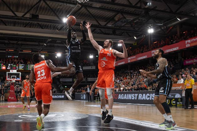 GER, Basketball, easy Credit- BBL, Rasta Vechta vs Veolia Towers Hamburg 07.12.2025, Rasta Dome, Vechta, GER, easy Credit-BBL, Rasta Vechta vs Veolia Towers Hamburg , im Bild Osaro RICH ( Veolia Towers Hamburg 3 ) Malcolm DANDRIDGE( Rasta Vechta 23 ) Philipp KERKENHOFF ( Rasta Vechta 14 ) Martin BREUNING ( Veolia Towers Hamburg 13 )