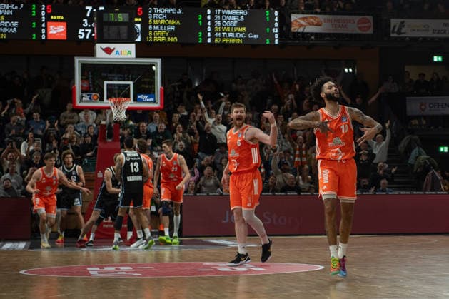 GER, Basketball, easy Credit- BBL, Rasta Vechta vs Veolia Towers Hamburg 07.12.2025, Rasta Dome, Vechta, GER, easy Credit-BBL, Rasta Vechta vs Veolia Towers Hamburg , im Bild eerfolgreicher Dreier Tevin BROWN( Rasta Vechta 10 )