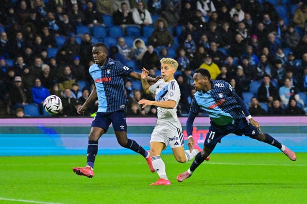 FOOTBALL : Le Havre vs PFC - Ligue 1 - 07 12 2025 Godson Kyeremeh ( 11 - Le Havre ) and Tuomas Ollila ( 2 - PFC ) during the Ligue 1 match between Havre AC and Paris FC at Stade Oceane on December 7, 2025 in Le Havre, France. ( Photo by Federico Pestellini PsnewZ ) - Le HavreFrance  Copyright: xFedericoxPestellinix