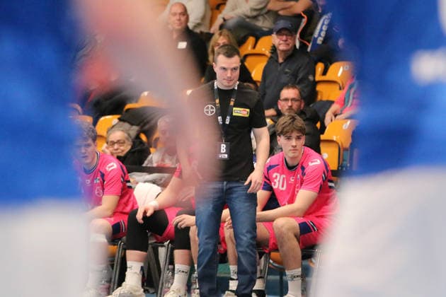 07.12.2025 Handball Herren 2025 2026 2. Bundesliga 14. Spieltag Dessau-Roßlauer HV 06 - TSV Bayer Dormagen 1920 Anhalt Arena Dessau Julian Bauer (Dormagen, Trainer) Dessau-Roßlau Sachsen-Anhalt Deutschland