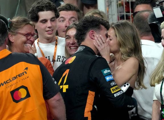 Formula 1 Etihad Airways Abu Dhabi Grand Prix 2025 07.12.2025, Yas Marina Circuit, Abu Dhabi, Formula 1 Etihad Airways Abu Dhabi Grand Prix 2025 , im Bild Der neue Formel 1 Weltmeister 2025, Lando Norris (GBR), McLaren F1 Team küsst seine Freundin Margarida Corceiro.