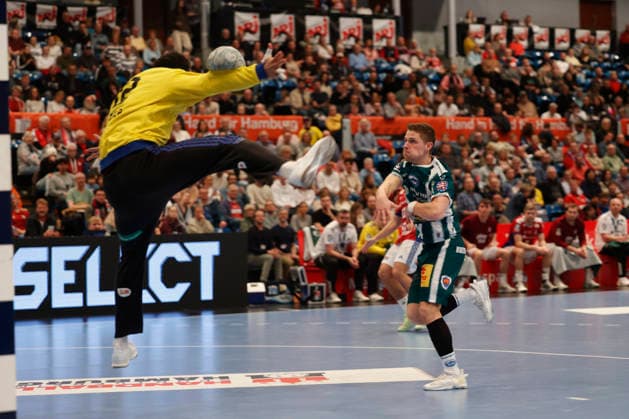 Handball 1. Handball-Bundesliga, DAIKIN HBL 2025 2026 - Handball Verein Hamburg (HSVH) vs. ThSV Eisenach Torwart Mohammed Essam Moustafa El-Tayar (Hamburg) pariert den Ball von Peter Walz (Eisenach) . Sporthalle Hamburg Hamburg Foto: Frank Schoof