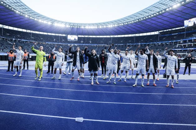 Fussball, 2. Bundesliga Saison 2025 2026 15. Spieltag Hertha BSC Berlin - 1.FC Magdeburg 07.12.2025, Olympiastadion Berlin Die Spieler vom 1.FC Magdeburg freuen sich nach dem Spiel über den Sieg bei den mitgereisten Fans Berlin Olympiastadion Berlin Berlin Deutschland