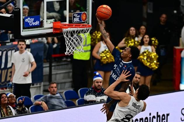 RECORD DATE NOT STATED Spielaktion mit Michael Weathers (20; MLP Academics Heidelberg) und Joshua Obiesie (8; Basketball Löwen Braunschweig) Michael Weathers (20; MLP Academics Heidelberg) mit Wurf zum Korb Copyright: xMichaelxGelhardtx