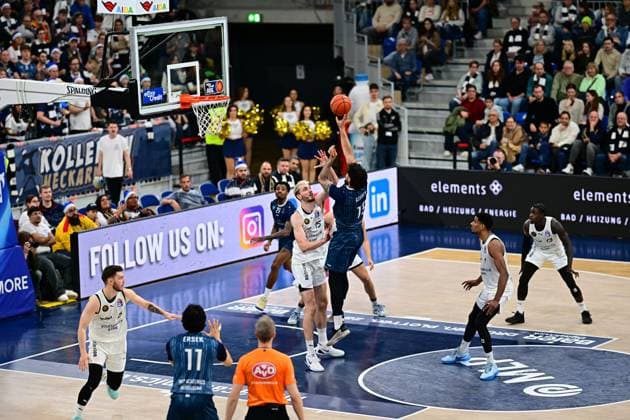 RECORD DATE NOT STATED Michael Weathers (20; MLP Academics Heidelberg) mit Ball, während Barra Njie (13; Basketball Löwen Braunschweig) und Ferdinand Zylka (6; Basketball Löwen Braunschweig) verteidigen Michael Weathers (20; MLP Academics Heidelberg) mit Wurfversuch Copyright: xMichaelxGelhardtx