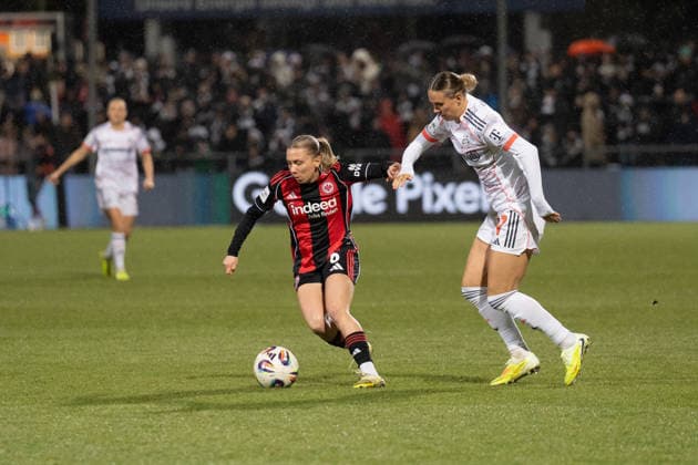 07.12.2025, xhfmx, Fussball Google Pixel Frauen-Bundesliga, Eintracht Frankfurt - FC Bayern Elisa Senß (Eintracht Frankfurt, 6) und Klara Bühl (FC Bayern München, 17) im Zweikampf (DFL DFB REGULATIONS PROHIBIT ANY USE OF PHOTOGRAPHS as IMAGE SEQUENCES and or QUASI-VIDEO) Frankfurt am Main