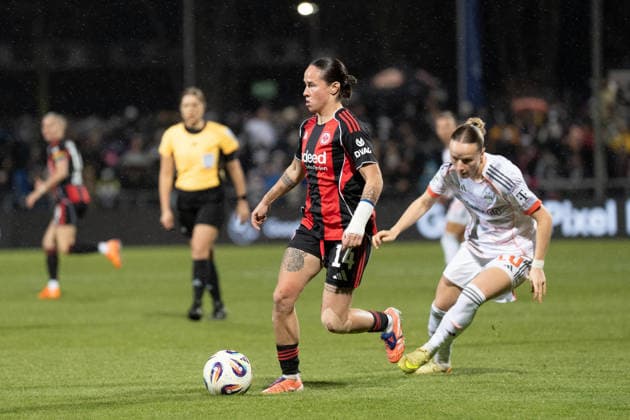 07.12.2025, xhfmx, Fussball Google Pixel Frauen-Bundesliga, Eintracht Frankfurt - FC Bayern GÃ raldine Reuteler (Eintracht Frankfurt, 14) und Franziska Kett (FC Bayern München, 20) im Zweikampf (DFL DFB REGULATIONS PROHIBIT ANY USE OF PHOTOGRAPHS as IMAGE SEQUENCES and or QUASI-VIDEO) Frankfurt am Main
