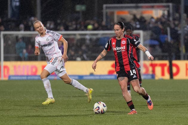 07.12.2025, xhfmx, Fussball Google Pixel Frauen-Bundesliga, Eintracht Frankfurt - FC Bayern Pernille Harder (FC Bayern München, 21) und GÃ raldine Reuteler (Eintracht Frankfurt, 14) im Laufduell (DFL DFB REGULATIONS PROHIBIT ANY USE OF PHOTOGRAPHS as IMAGE SEQUENCES and or QUASI-VIDEO) Frankfurt am Main