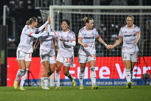 Klara Bühl (FC Bayern Muenchen Frauen, 17) und Team bejuebln das Tor zum 0:1, GER, Eintracht Frankfurt vs. FC Bayern Muenchen, Fussball, Google Pixel Frauen Bundesliga, 12. Spieltag, Saison 2025 2026, 07.12.2025. DFB REGULATIONS PROHIBIT ANY USE OF PHOTOGRAPHS AS IMAGE SEQUENCES AND OR QUASI-VIDEO GER, Eintracht Frankfurt vs. FC Bayern Muenchen, Fussball, Google Pixel Frauen Bundesliga, 12. Spieltag, Saison 2025 2026, 07.12.2025. Frankfurt am Main Copyright: xEibner-Pressefoto FlorianxWiegandx EP_FWD