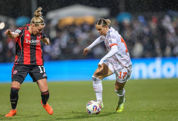 GER, Frankfurt, Eintracht Frankfurt vs FC Bayern München, Google Pixel Bundesliga, Fussball, DFB, Spielzeit 2025 2026, Stadion am Brentanobad, 12. Spieltag im Bild v.l.: Pia-Sophie Wolter (Eintracht Frankfurt 17), Klara Bühl (Bayern München 17) DFB DFL REGULATIONS PROHIBIT ANY USE OF PHOTOGRAPHS AS IMAGE SEQUENCES AND OR QUASI-VIDEO, 07.12.2026 Copyright: HMBxMedia HendrikxHamelau