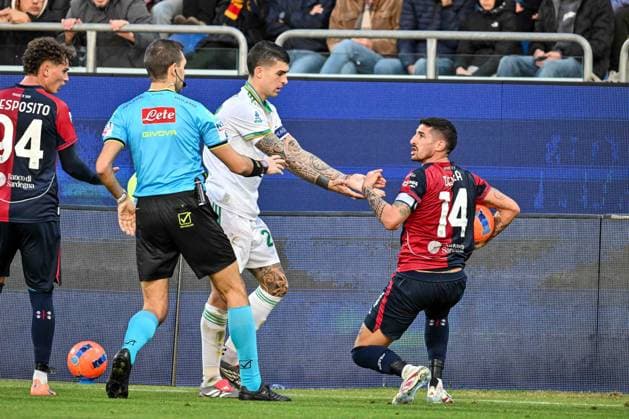 Gianluca Mancini of AS Roma, Alessandro Deiola of Cagliari Calcio during Cagliari Calcio vs AS Roma, Italian soccer Serie A match in Cagliari, Italy, December 07 2025  Copyright: xLuigixCanu IPAxSportx xipa-agency.netx xx IPA_68880039 IPA_Agency_IPA68880039