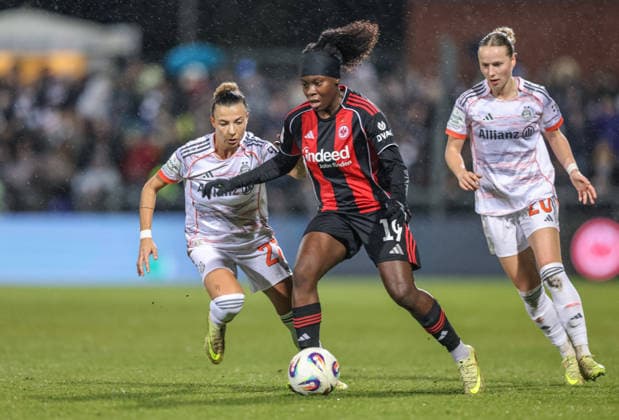 GER, Frankfurt, Eintracht Frankfurt vs FC Bayern München, Google Pixel Bundesliga, Fussball, DFB, Spielzeit 2025 2026, Stadion am Brentanobad, 12. Spieltag im Bild v.l.: Arianna Caruso (Bayern München 27), Nicole Anyomi (Eintracht Frankfurt 19) DFB DFL REGULATIONS PROHIBIT ANY USE OF PHOTOGRAPHS AS IMAGE SEQUENCES AND OR QUASI-VIDEO, 07.12.2026 Copyright: HMBxMedia HendrikxHamelau