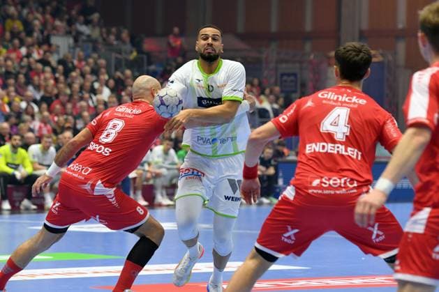 Philipp Ahouansou (HSG Wetzlar 19) (am Ball), Adrian Sipos (MT Melsungen 8), Nikolaj Enderleit (MT Melsungen 4) , GER, MT Melsungen - HSG Wetzlar, Handball, 1. Bundesliga, 15. Spieltag, Saison 2025 2026, 07.12.2025, GER, MT Melsungen - HSG Wetzlar, Handball, 1. Bundesliga, 15. Spieltag, Saison 2025 2026, 07.12.2025 Kassel Copyright: xEibner-Pressefotox xRolandxSippelx EP_RSL