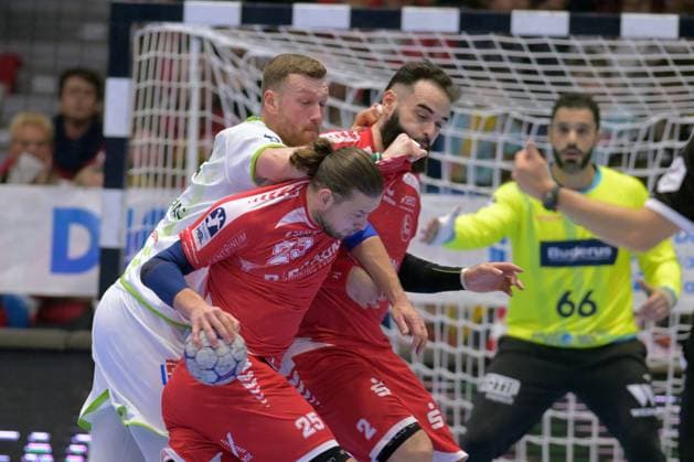 Olle Forsell Schefvert (MT Melsungen 25) (am Ball), Nikola Grahovac (HSG Wetzlar 2), Ruben Marchan (MT Melsungen 2) , GER, MT Melsungen - HSG Wetzlar, Handball, 1. Bundesliga, 15. Spieltag, Saison 2025 2026, 07.12.2025, GER, MT Melsungen - HSG Wetzlar, Handball, 1. Bundesliga, 15. Spieltag, Saison 2025 2026, 07.12.2025 Kassel Copyright: xEibner-Pressefotox xRolandxSippelx EP_RSL