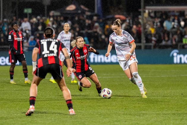 Spielszene, Zweikampf, v.l. Elisa Senss (Eintracht Frankfurt, 06), Franziska Kett (FC Bayern Muenchen, 20), GER, Eintracht Frankfurt vs. FC Bayern Muenchen, Fussball, Google Pixel Frauen-Bundesliga, 12. Spieltag, Saison 2025 2026, 07.12.2025, DFB REGULATIONS PROHIBIT ANY USE OF PHOTOGRAPHS AS IMAGE SEQUENCES AND OR QUASI-VIDEO, GER, Eintracht Frankfurt vs. FC Bayern Muenchen, Fussball, Google Pixel Frauen-Bundesliga, 12. Spieltag, Saison 2025 2026, 07.12.2025 Frankfurt am Main Copyright: xEibner-Pressefoto Jan-NiclasxGrox EP_JGG