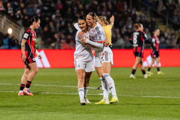 Jubel zum Tor zum 0:1 durch Klara Buehl (FC Bayern Muenchen, 17), GER, Eintracht Frankfurt vs. FC Bayern Muenchen, Fussball, Google Pixel Frauen-Bundesliga, 12. Spieltag, Saison 2025 2026, 07.12.2025, DFB REGULATIONS PROHIBIT ANY USE OF PHOTOGRAPHS AS IMAGE SEQUENCES AND OR QUASI-VIDEO, GER, Eintracht Frankfurt vs. FC Bayern Muenchen, Fussball, Google Pixel Frauen-Bundesliga, 12. Spieltag, Saison 2025 2026, 07.12.2025 Frankfurt am Main Copyright: xEibner-Pressefoto Jan-NiclasxGrox EP_JGG