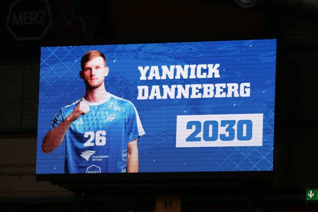 07.12.2025 Handball Herren 2025 2026 2. Bundesliga 14. Spieltag Dessau-Roßlauer HV 06 - TSV Bayer Dormagen 1920 Anhalt Arena Dessau Die Vertragsverlängerung von Yannick Danneberg (Dessau, 26, blau) wird den Fans des DRHV unmittelbar vor dem Anpfiff über die Videowand eingespielt. Dessau-Roßlau Sachsen-Anhalt Deutschland